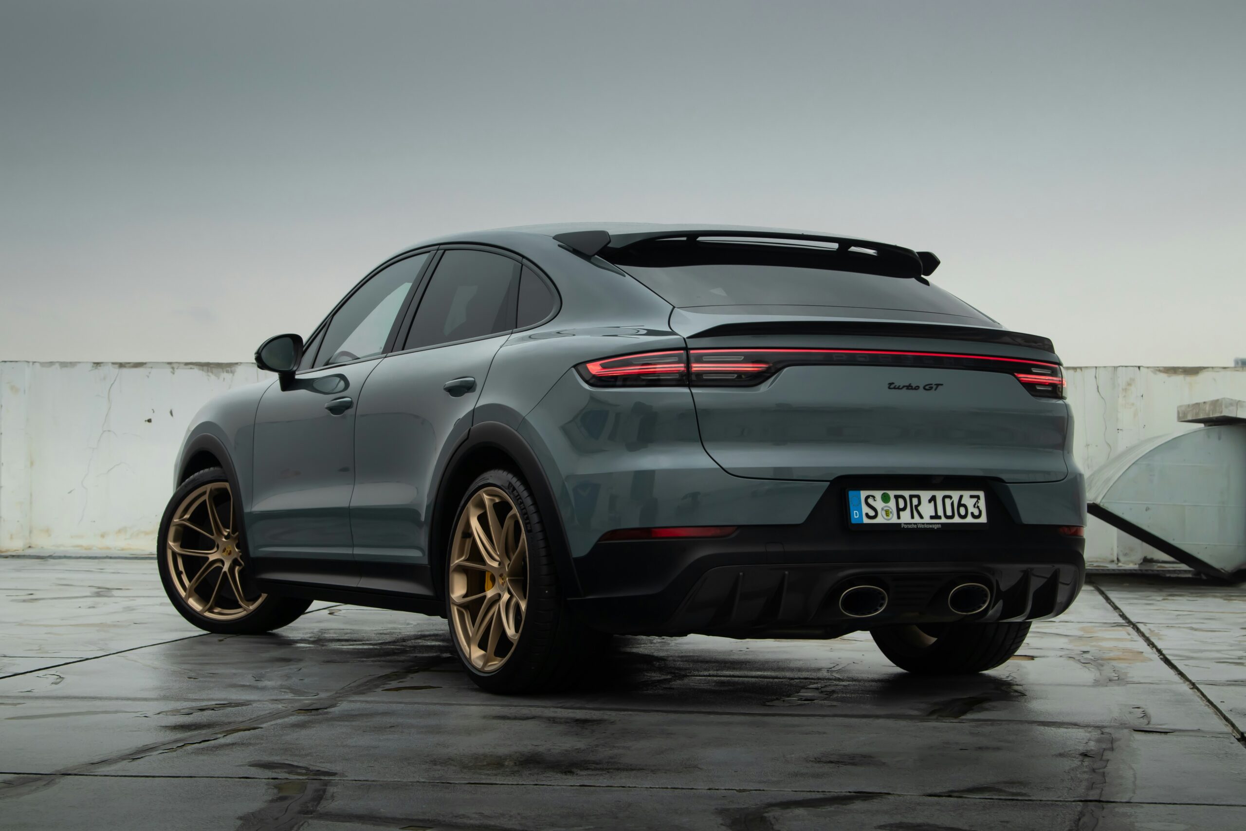 Co wybrać do jazdy po mieście – luksusowe auto kompaktowe czy SUV premium?