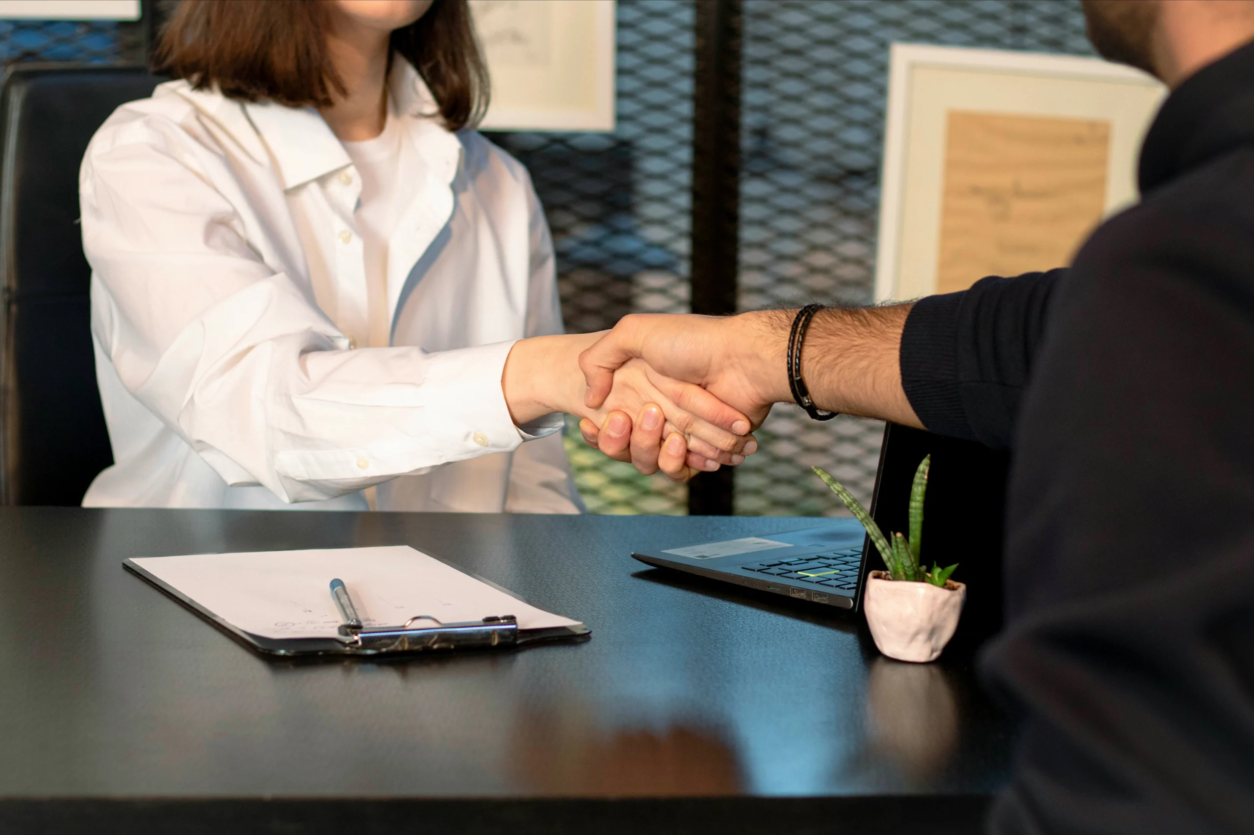 Leasing operacyjny czy finansowy na auto premium – co bardziej się opłaca w 2025 roku?